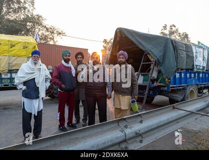 portrait d'un groupe d'agriculteurs lors de la manifestation à la frontière de delhi haryana, ils protestent contre la nouvelle loi agricole en inde. Banque D'Images