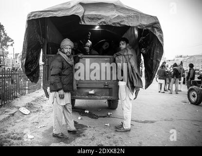portrait d'un groupe d'agriculteurs lors de la manifestation à la frontière de delhi haryana, ils protestent contre la nouvelle loi agricole en inde. Banque D'Images