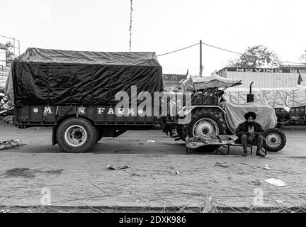 portrait d'un groupe d'agriculteurs lors de la manifestation à la frontière de delhi haryana, ils protestent contre la nouvelle loi agricole en inde. Banque D'Images