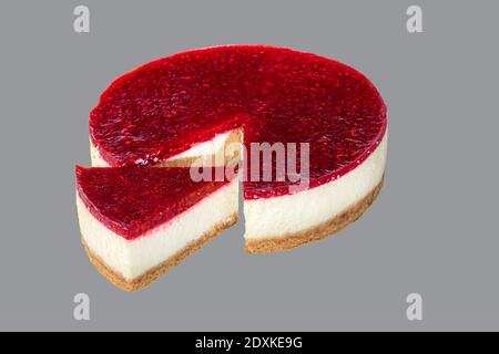 Cheesecake sur fond clair. Garnir de gelée de framboise. Livraison à domicile. Concept festif. Quarantaine. Copier l'espace. Banque D'Images