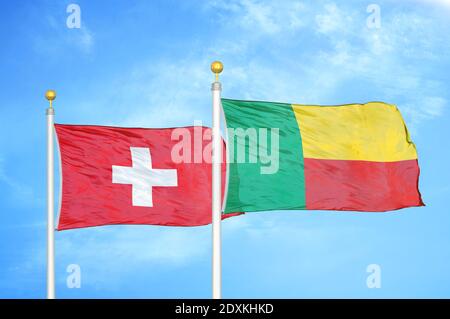 Suisse et Bénin deux drapeaux sur les mâts et le ciel bleu Banque D'Images