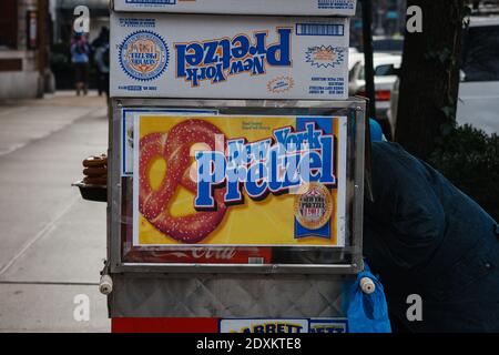 NEW YORK CITY, ETATS-UNIS - 23 décembre 2020: Street Food in NYC 09/10: German Pretzel Banque D'Images