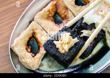 Tofu stini frite, caillé de haricots fermentés avec légumes de chou marinés, célèbre et délicieux repas de rue à Taiwan, style de vie. Banque D'Images