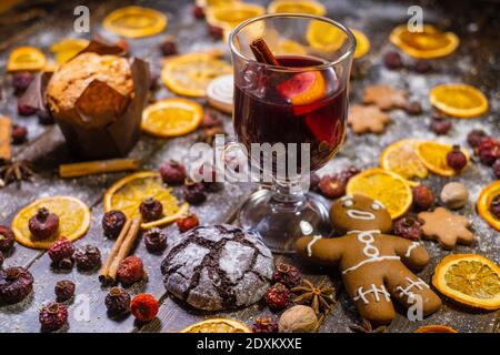 Vin chaud et desserts à table Banque D'Images