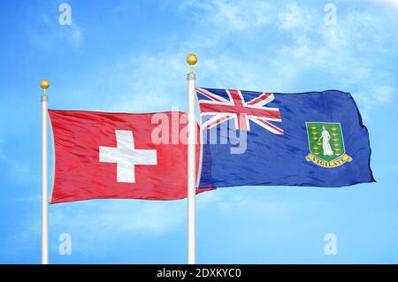 La Suisse et les îles Vierges britanniques deux drapeaux sur les mâts de drapeau et ciel bleu Banque D'Images
