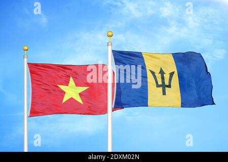 Vietnam et Barbade deux drapeaux sur les mâts et le ciel bleu Banque D'Images