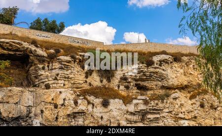 Jérusalem, Israël - 14 octobre 2017 : escarpement rocheux de Skull Hill - Calvaire ou Golgotha - considéré comme le lieu réel de la crucifixion de Jésus-Christ Banque D'Images