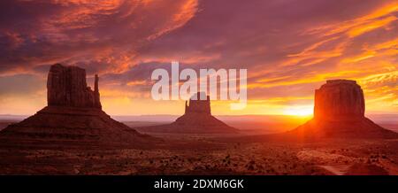 Lever du soleil derrière West Mitten Butte, East Mitten Butte et Merrick Butte, The Mittens at Sunrise, Monument Valley Navajo Tribal Park, Arizona, États-Unis Banque D'Images