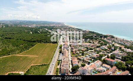 Vue sur la ville de la station et le champ agricole située sur les côtés de la route sur le rivage de la mer à Roda de Bera, Espagne Banque D'Images