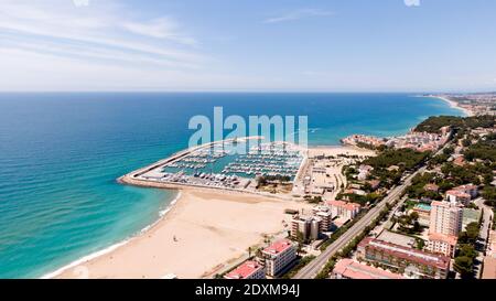 Vue sur la station balnéaire avec plage de sable et port situé près de la mer bleue propre par jour ensoleillé à Roda de Bera, Espagne Banque D'Images