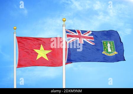 Vietnam et îles Vierges britanniques deux drapeaux sur les mâts de drapeau et ciel bleu Banque D'Images