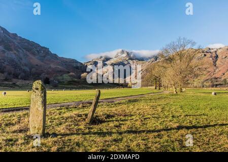 Angleterre. L'image est une scène hivernante des Langdale Pikes, dans la vallée de Langdale du Lake District, non loin de la ville de Cumbrian d'Ambleside Banque D'Images