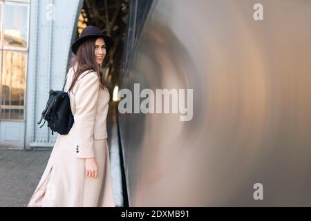 Beau voyageur avec sac à dos sur la plate-forme de la gare. Jeune femme près du train Banque D'Images