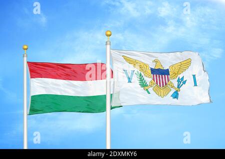 La Hongrie et les îles Vierges américaines deux drapeaux sur les mâts de drapeau et le ciel bleu Banque D'Images