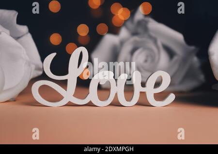 Le mot amour en lettres blanches sur fond clair. Bonne Saint-Valentin, Fête des mères, 8 mars, concept de vacances pour la Journée mondiale de la femme Banque D'Images