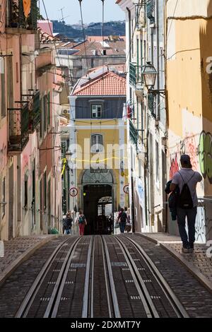 Lisbonne, Portugal - 13 mai 2018 : tramway jaune Bica sur une rue escarpée, Lisbonne, Portugal Banque D'Images