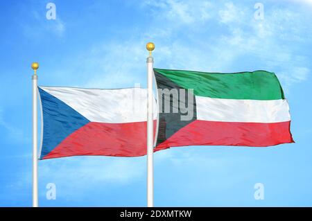 Tchèque et Koweït deux drapeaux sur les mâts et bleu nuageux ciel Banque D'Images