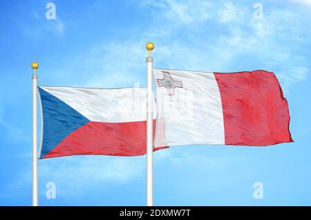 Tchèque et Malte deux drapeaux sur les mâts et bleu nuageux ciel Banque D'Images