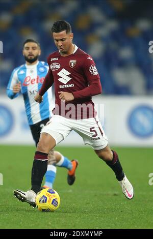 Le défenseur italien Armando Izzo de Turin contrôle le ballon pendant le Série UN match de football SSC Napoli vs Torino FC Banque D'Images