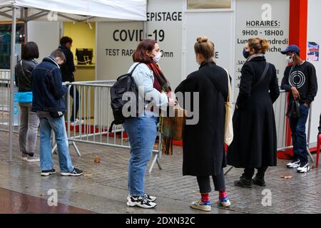 23 décembre 2020 : Marseille, France. 23 décembre 2020. Un site d'essai Covid-19 a été installé au Vieux-Port de Marseille, dans le sud de la France. En dehors du site, les personnes font la queue pour être testées pour le test d'antigène Covid-19 ou le test RT-PCR Covid-19. À l'intérieur du centre, le personnel de santé en combinaison protectrice prélève des échantillons d'écouvillons nasaux auprès de personnes pour le test Covid-19. D'autres travailleurs portant un masque de protection au centre enregistrent les patients pour les tests et impriment les formulaires de test crédit: Louai Barakat/IMAGESLIVE/ZUMA Wire/Alay Live News Banque D'Images