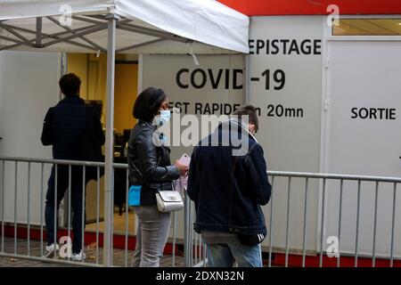 23 décembre 2020 : Marseille, France. 23 décembre 2020. Un site d'essai Covid-19 a été installé au Vieux-Port de Marseille, dans le sud de la France. En dehors du site, les personnes font la queue pour être testées pour le test d'antigène Covid-19 ou le test RT-PCR Covid-19. À l'intérieur du centre, le personnel de santé en combinaison protectrice prélève des échantillons d'écouvillons nasaux auprès de personnes pour le test Covid-19. D'autres travailleurs portant un masque de protection au centre enregistrent les patients pour les tests et impriment les formulaires de test crédit: Louai Barakat/IMAGESLIVE/ZUMA Wire/Alay Live News Banque D'Images