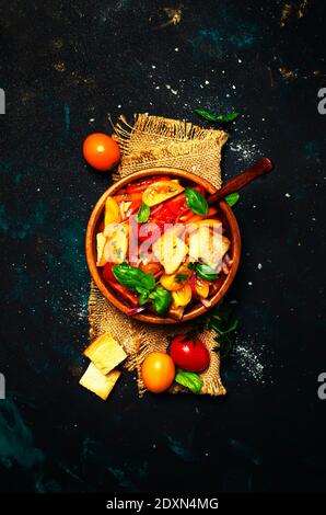 Salade de tomates, pain de basilic et de rassis, style rustique, vue sur le dessus Banque D'Images