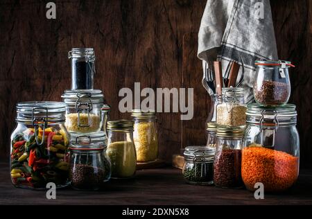 Stocks ou ensemble de céréales, pâtes, gruaux, légumineuses biologiques et graines utiles dans des pots en verre. Source végétalienne de protéines et de ressources énergétiques. Végétatif sain Banque D'Images