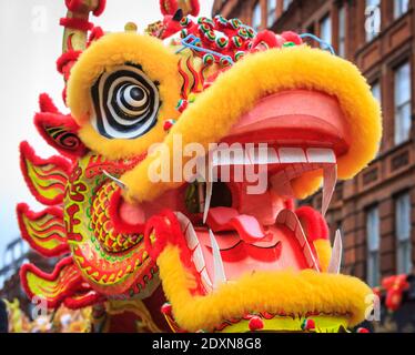 Danse du dragon. Célébrations et parade du nouvel an chinois, artistes au festival autour de Chinatown, Londres, Royaume-Uni Banque D'Images