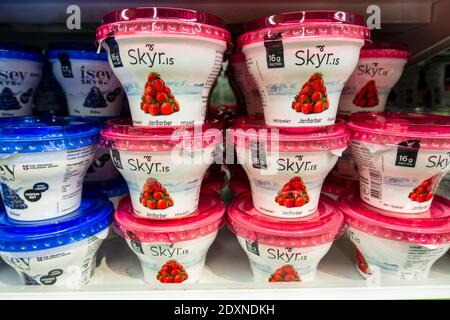 Yogourt Icelandic Skyr aux fraises et aux myrtilles à vendre dans UN Reykjavik supermarché Islande Banque D'Images