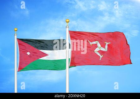 Jordan et Isle of Mann deux drapeaux sur les mâts de drapeau et ciel bleu nuageux Banque D'Images