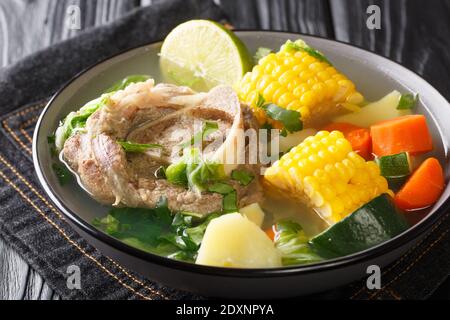 Délicieux Caldo de res soupe mexicaine de bœuf avec légumes en gros plan dans un bol sur la table. Horizontal Banque D'Images