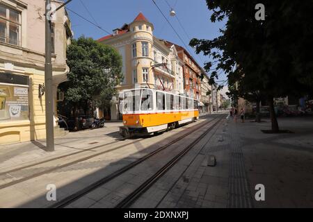 BULGARIE, SOFIA, CENTRE DE SOFIA - 01 AOÛT 2019 : tramway jaune sur la rue Graf Ignatiev à Sofia Banque D'Images