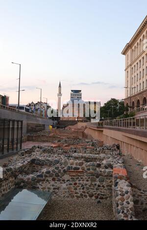 BULGARIE, SOFIA - 01 AOÛT 2019 : vue sur l'ancien complexe archéologique de Sofia Serdica jusqu'à la mosquée Banya Bashi Banque D'Images