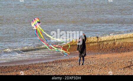 Brighton UK 24 décembre 2020 - UN cerf-volant bénéficie du soleil de la veille de Noël sur le front de mer de Brighton aujourd'hui comme une période sèche est prévue pour la plupart de la Grande-Bretagne pendant la période de fête : Credit Simon Dack / Alay Live News Banque D'Images