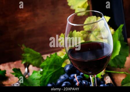 Vin sec rouge espagnol de rioja, arrière-plan en bois vintage, mise au point sélective Banque D'Images