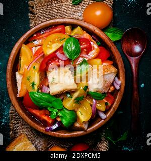 Salade de tomates, pain de basilic et de rassis, style rustique, vue sur le dessus Banque D'Images