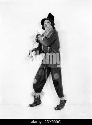 RAY BOLGER Portrait comme le carecrow dans LE MAGICIEN DE L'OZ 1939 réalisateur VICTOR FLEMING livre Frank L. Baum costumes Gilbert Adrian Metro Goldwyn Mayer Banque D'Images