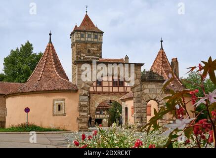 Porte Roeder avec tour Roedertor dans la vieille ville de Rothenburg ob der Tauber, Bavière, Allemagne Banque D'Images