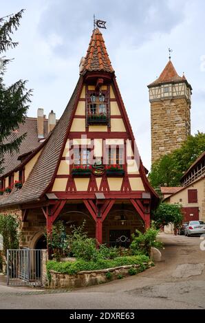 Gerlachschmiede et la tour Roedertor dans la vieille ville de Rothenburg ob der Tauber, Bavière, Allemagne Banque D'Images