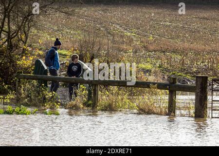 Ware, Angleterre. 24 décembre 2020 en photo : les champs du domaine de Youngsbury à Thundridge, près de Ware, sont inondés alors que la Rib brise ses berges après une forte pluie pendant la nuit. Crédit : Rich Dyson/Alay Live News Banque D'Images