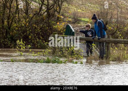 Ware, Angleterre. 24 décembre 2020 en photo : les champs du domaine de Youngsbury à Thundridge, près de Ware, sont inondés alors que la Rib brise ses berges après une forte pluie pendant la nuit. Crédit : Rich Dyson/Alay Live News Banque D'Images