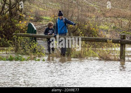 Ware, Angleterre. 24 décembre 2020 en photo : les champs du domaine de Youngsbury à Thundridge, près de Ware, sont inondés alors que la Rib brise ses berges après une forte pluie pendant la nuit. Crédit : Rich Dyson/Alay Live News Banque D'Images