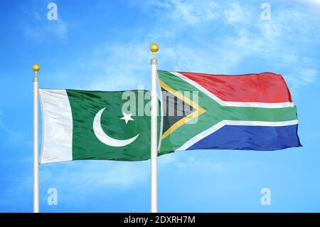 Pakistan et Afrique du Sud deux drapeaux sur les mâts et le bleu ciel nuageux Banque D'Images