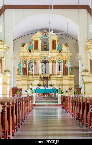 À l'intérieur de l'église Tayum à Abra, Philippines Banque D'Images