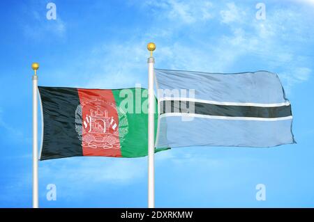 Afghanistan et Botswana deux drapeaux sur les mâts et bleu nuageux ciel Banque D'Images