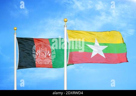 Afghanistan et Myanmar deux drapeaux sur les mâts et bleu nuageux ciel Banque D'Images