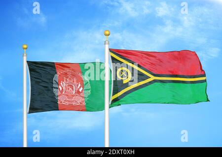 Afghanistan et Vanuatu deux drapeaux sur les mâts et bleu nuageux ciel Banque D'Images