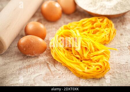 Pâtes de tagliatelle maison originales de Bologne sur planche à découper. Banque D'Images