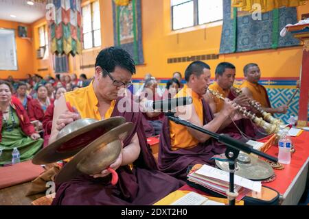 Les moines bouddhistes népalais jouer des instruments traditionnels au cours d'un service de prière. Sherpa au temple en Kyidug Elmhurst, Queens, New York. Banque D'Images