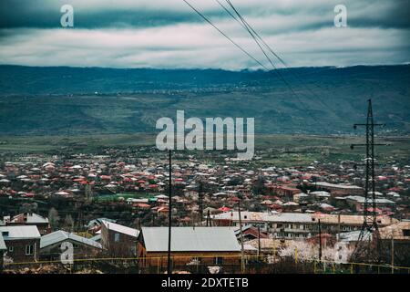 Photo en grand angle de la ville d'Ashtarak, en Arménie au printemps avec des montagnes et des nuages sombres Banque D'Images